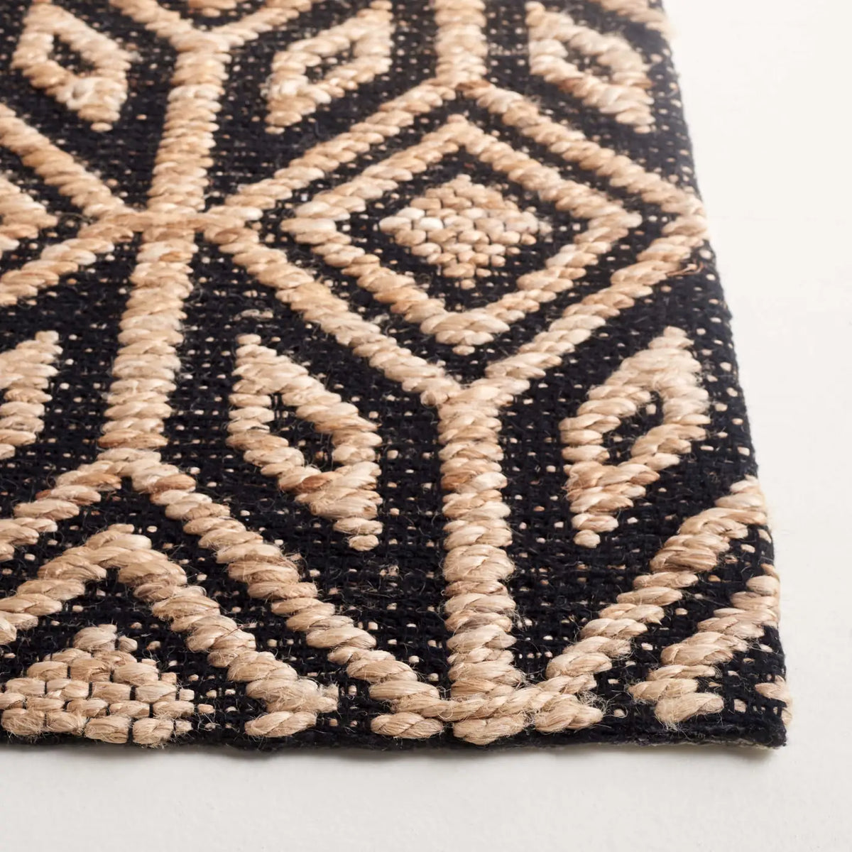 Safavieh Natural Fiber 4'-0" x 6'-0" Rug in Natural / Black