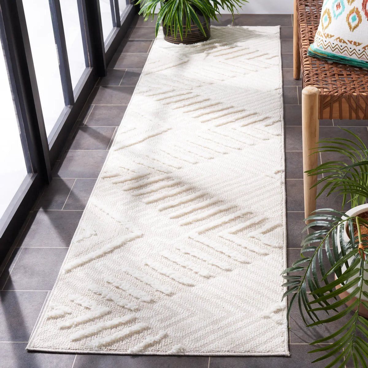 Safavieh Trends 2'-2" x 8'-0" Rug in Beige / Ivory