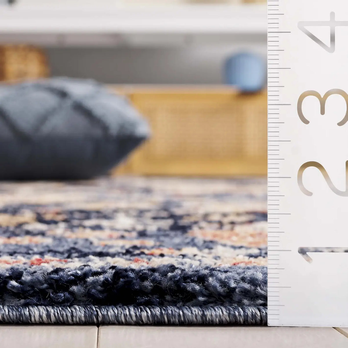 Safavieh Luna 4'-5" x 6'-5" Rug in Navy / Blue