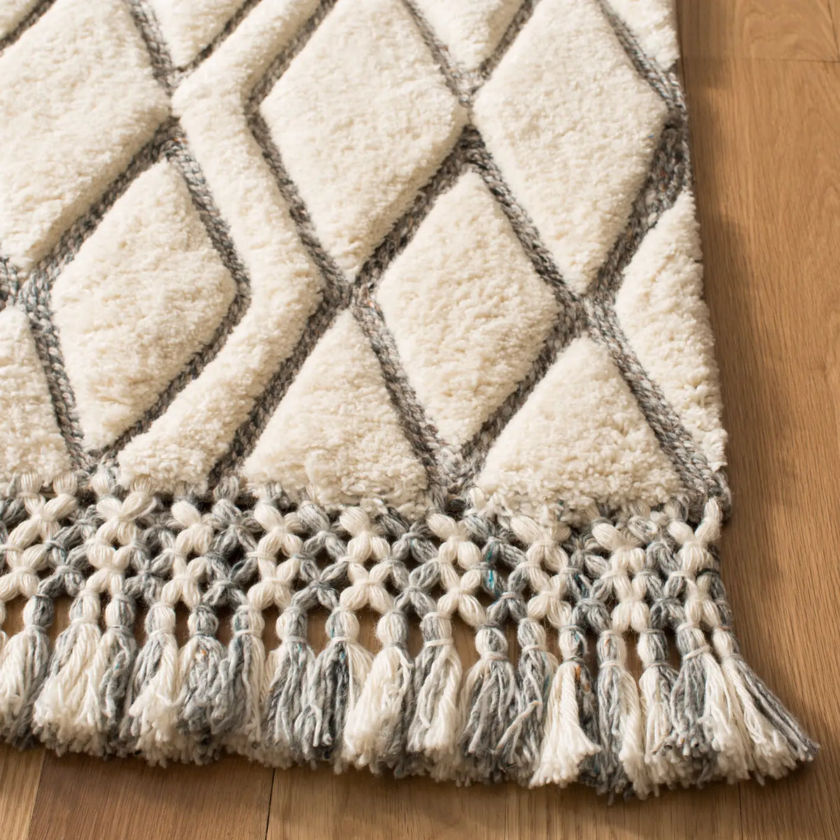 Safavieh Casablanca 5'-0" x 8'-0" Rug in Ivory / Grey