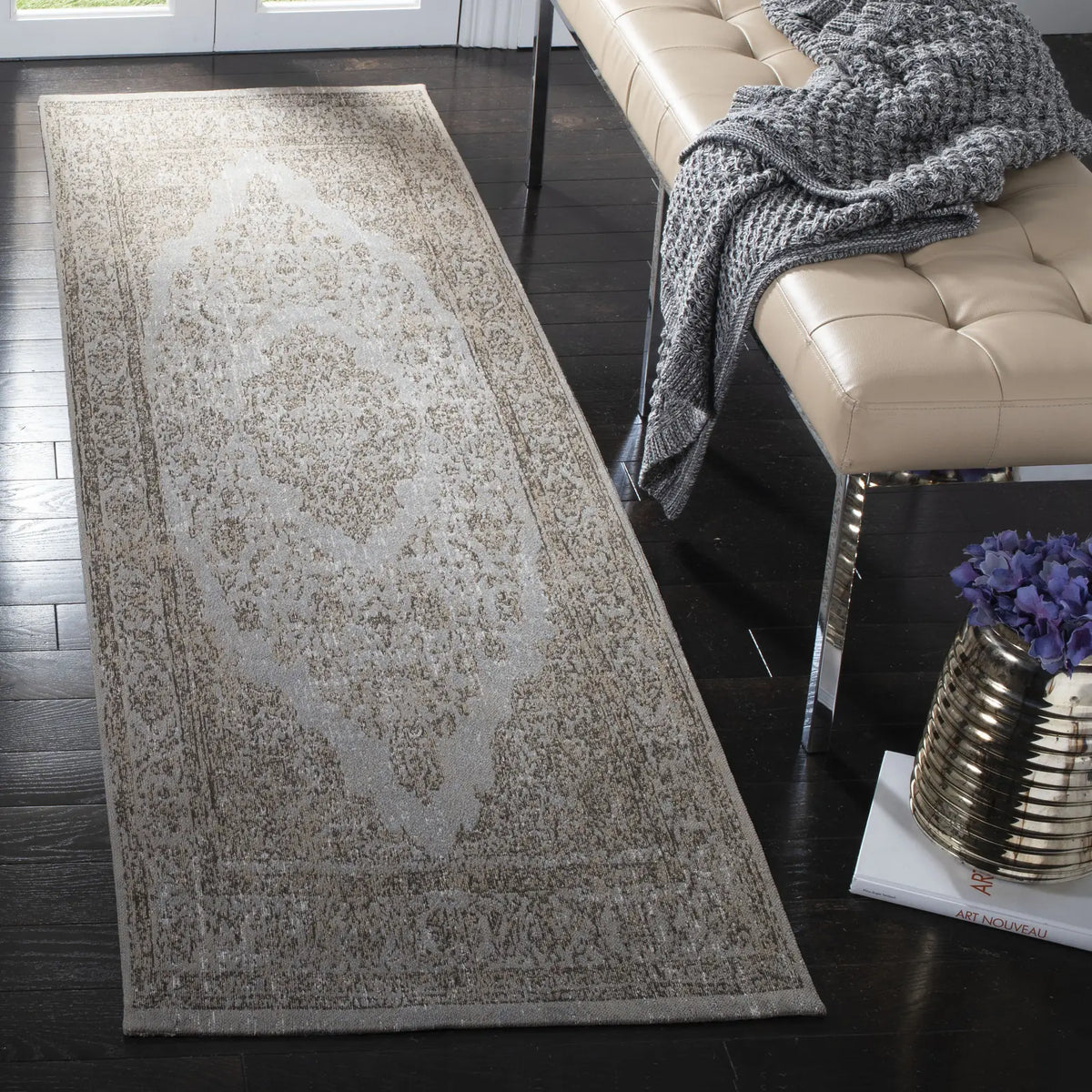Safavieh Classic Vintage 2'-4" x 8'-0" Rug in Grey