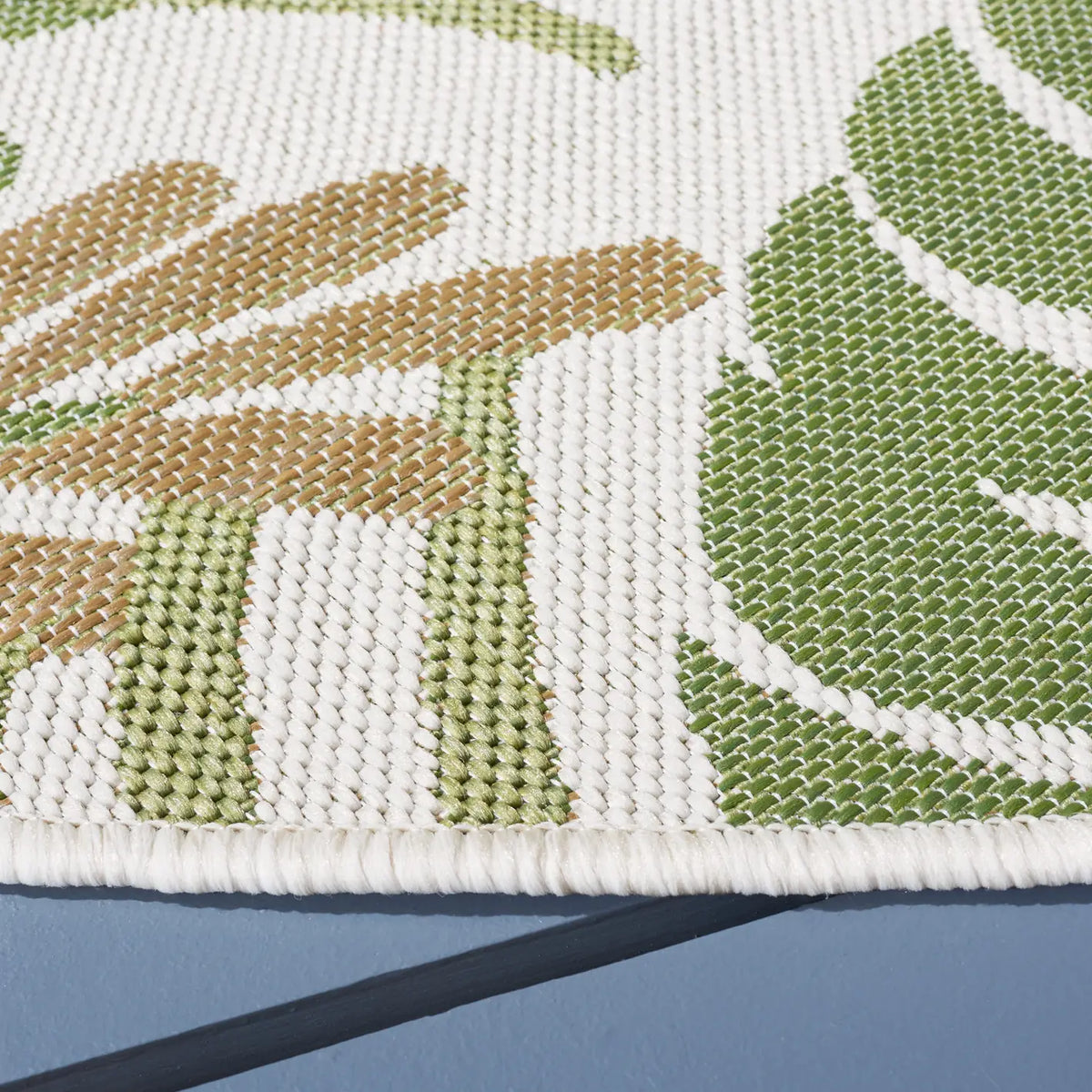 Safavieh Courtyard 6'-7" x 6'-7" Rug in Ivory / Green