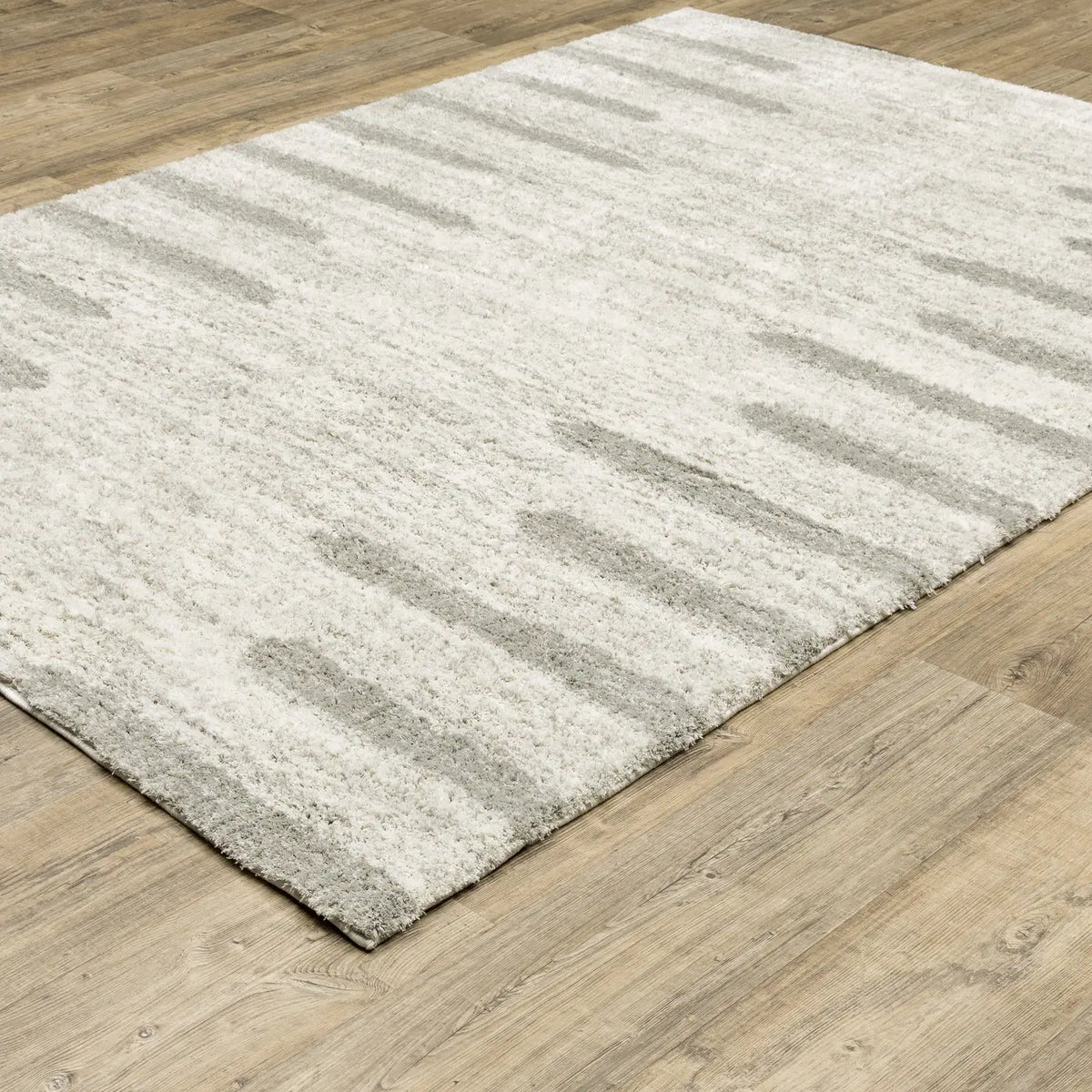 Oriental Weavers Verona 5605H Ivory/ Grey Rug - angle detail