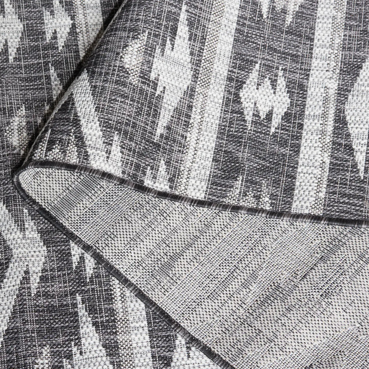 Safavieh Courtyard 4'-0" x 5'-7" Rug in Black / Grey