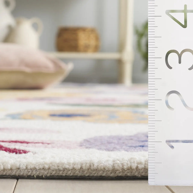Safavieh Jardin 4'-0" x 6'-0" Rug in Ivory / Pink