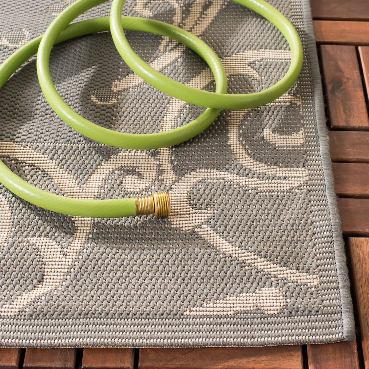 Safavieh Courtyard 4'-0" x 5'-7" Rug in Grey / Natural