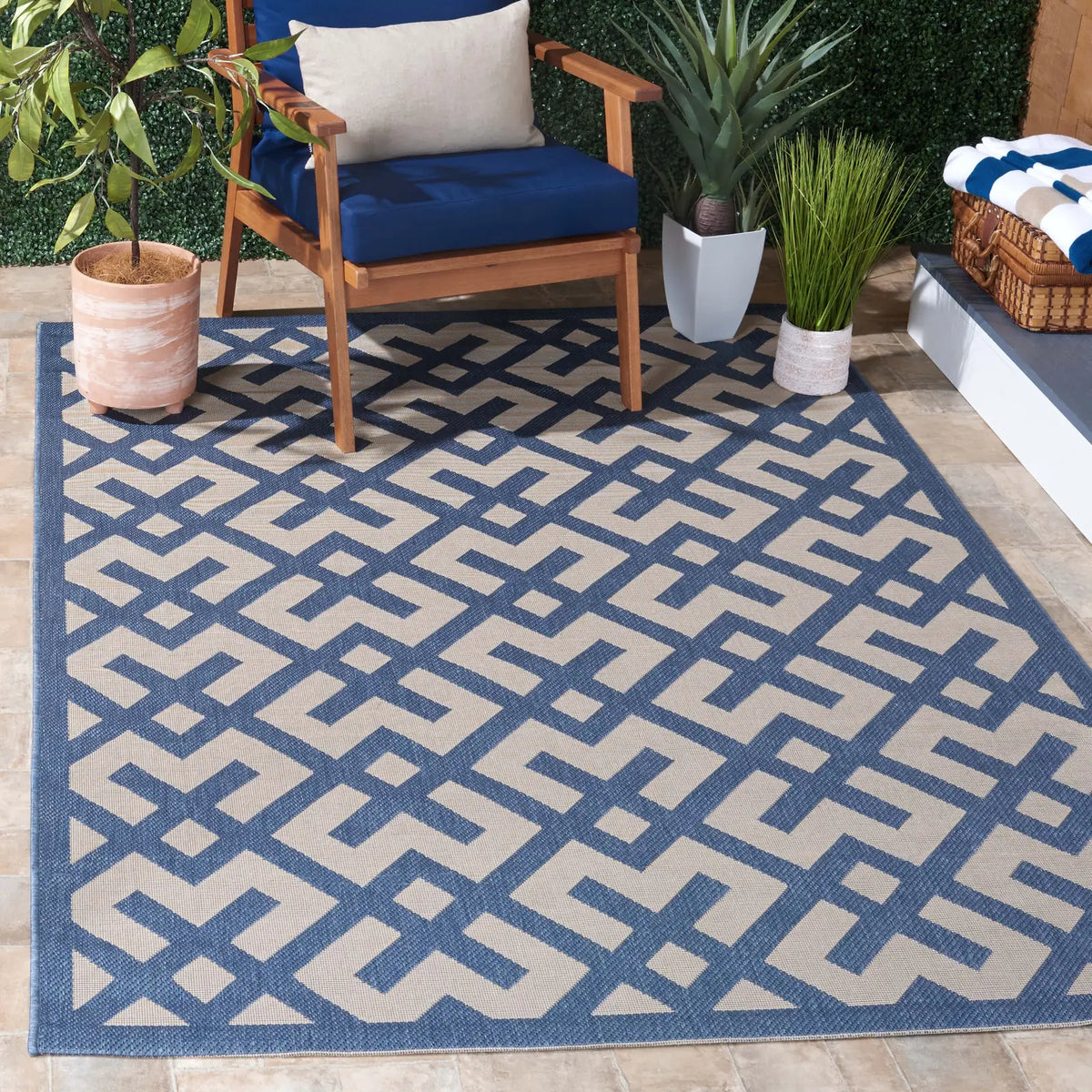 Safavieh Courtyard 4'-0" x 5'-7" Rug in Beige / Blue
