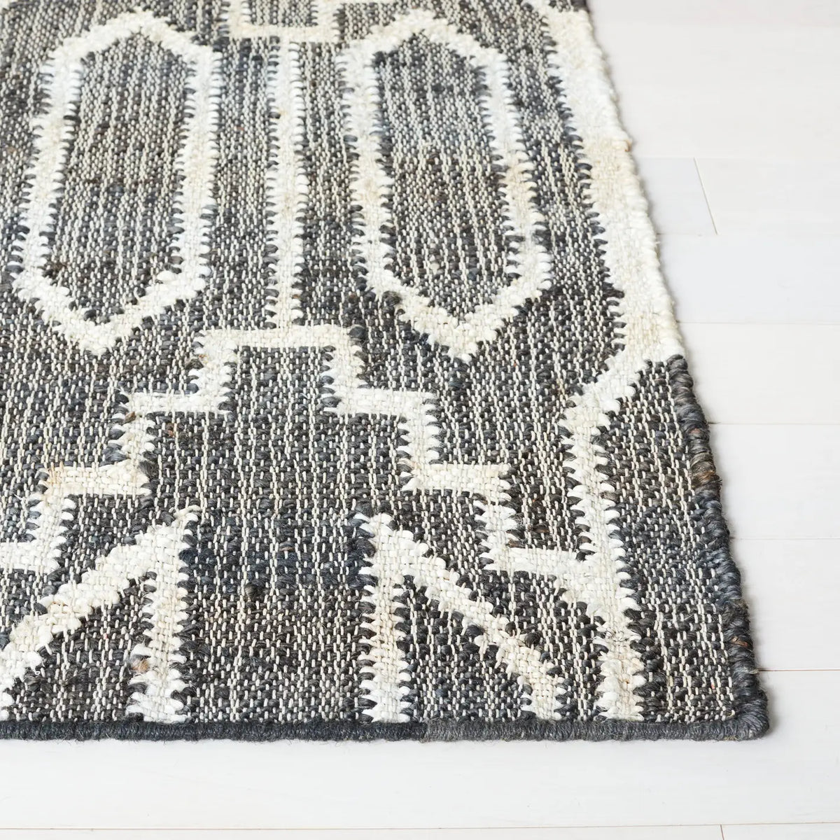 Safavieh Natural Fiber 4'-0" x 6'-0" Rug in Black / Ivory
