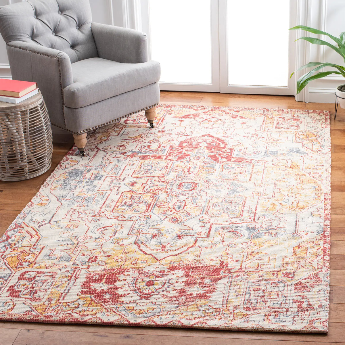 Safavieh Saffron 4'-0" x 6'-0" Rug in Red / Creme