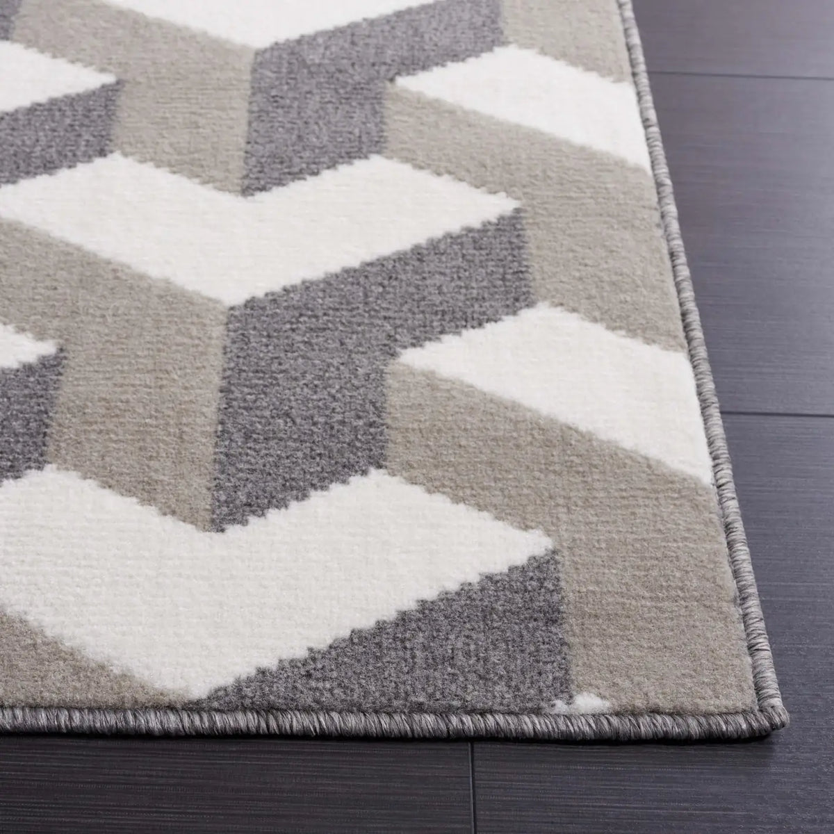 Safavieh Pyramid 4'-5" x 6'-5" Rug in Grey / Ivory