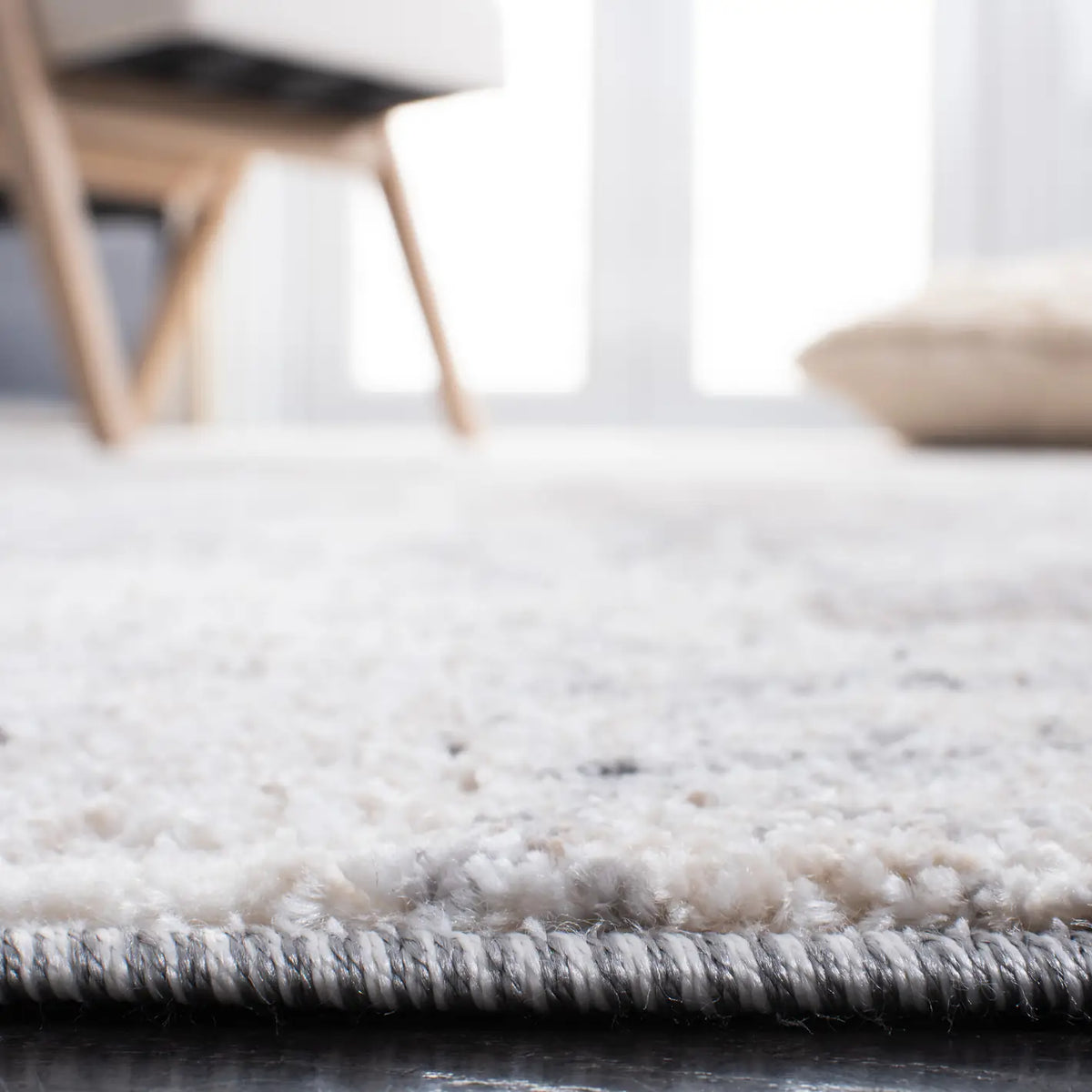 Safavieh Aston 4'-0" x 6'-0" Rug in Ivory / Grey