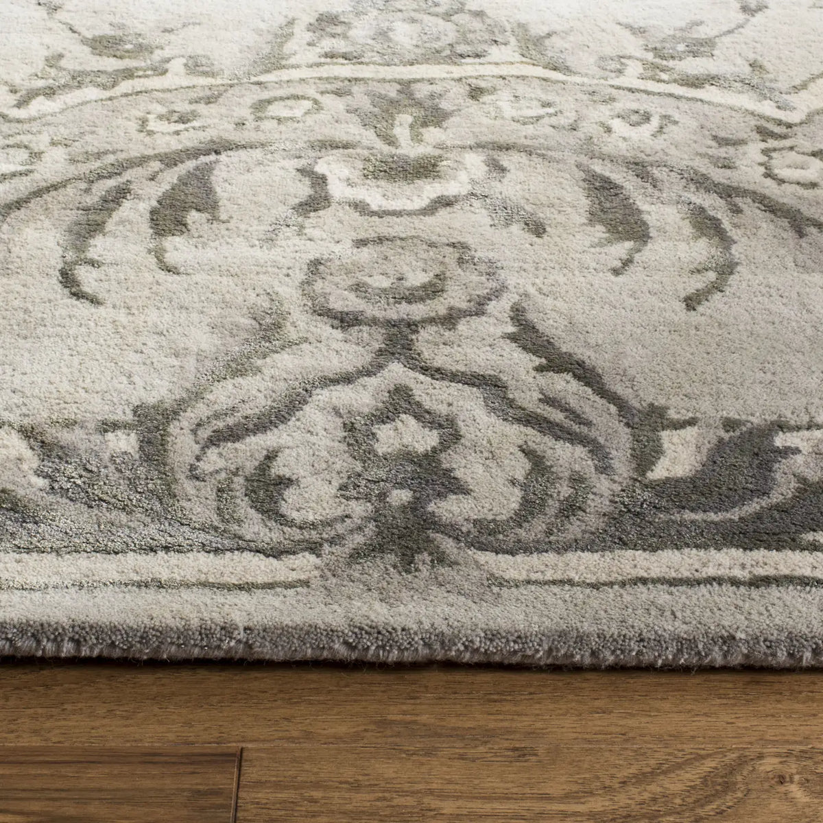 Safavieh Savonnerie 6'-0" x 9'-0" Rug in Smoke