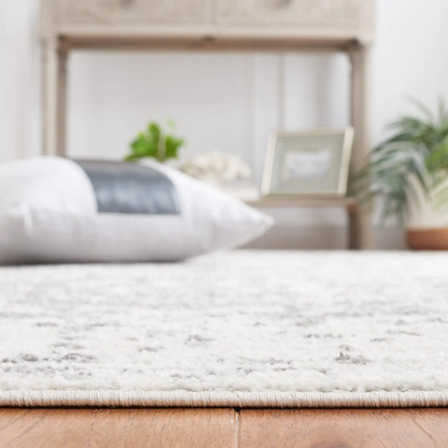 Safavieh Madison 4'-0" x 6'-0" Rug in Silver / Ivory