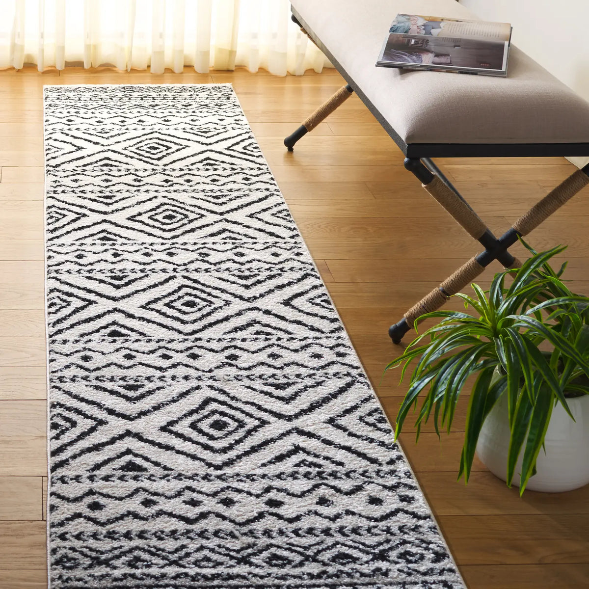 Safavieh Tulum 2'-0" x 11'-0" Rug in Ivory / Black