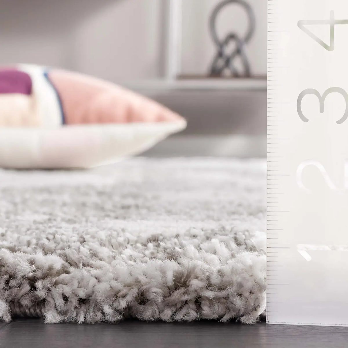 Safavieh Century 300 4'-5" x 6'-5" Rug in Grey / Ivory
