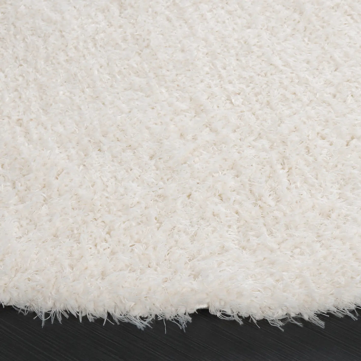 Safavieh Lindsay Shag 6'-7" x 6'-7" Rug in Ivory