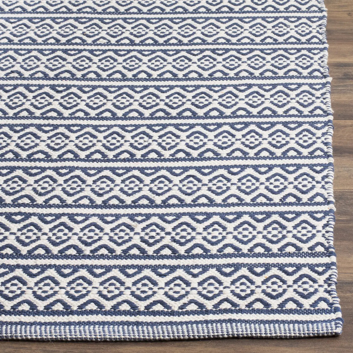 Safavieh Montauk 6'-0" x 9'-0" Rug in Ivory / Navy