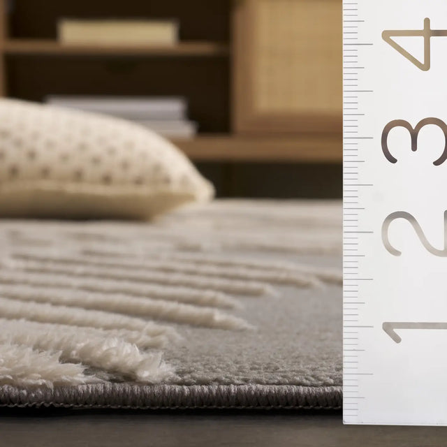 Safavieh Versailles 4'-0" x 6'-0" Rug in Grey / Beige
