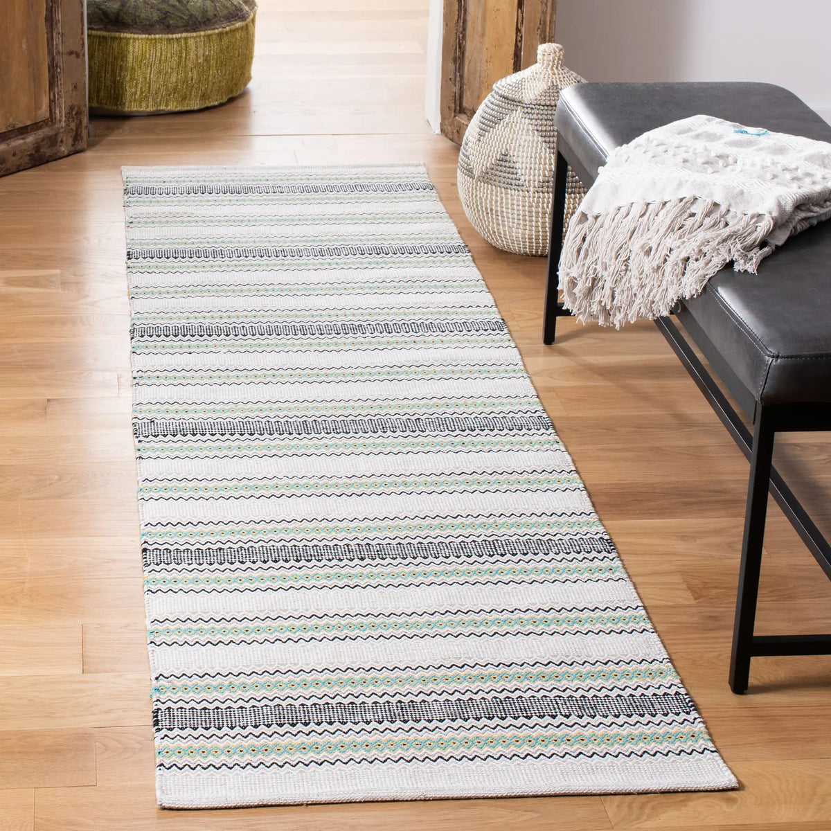 Safavieh Montauk 2'-3" x 8'-0" Rug in Turquoise