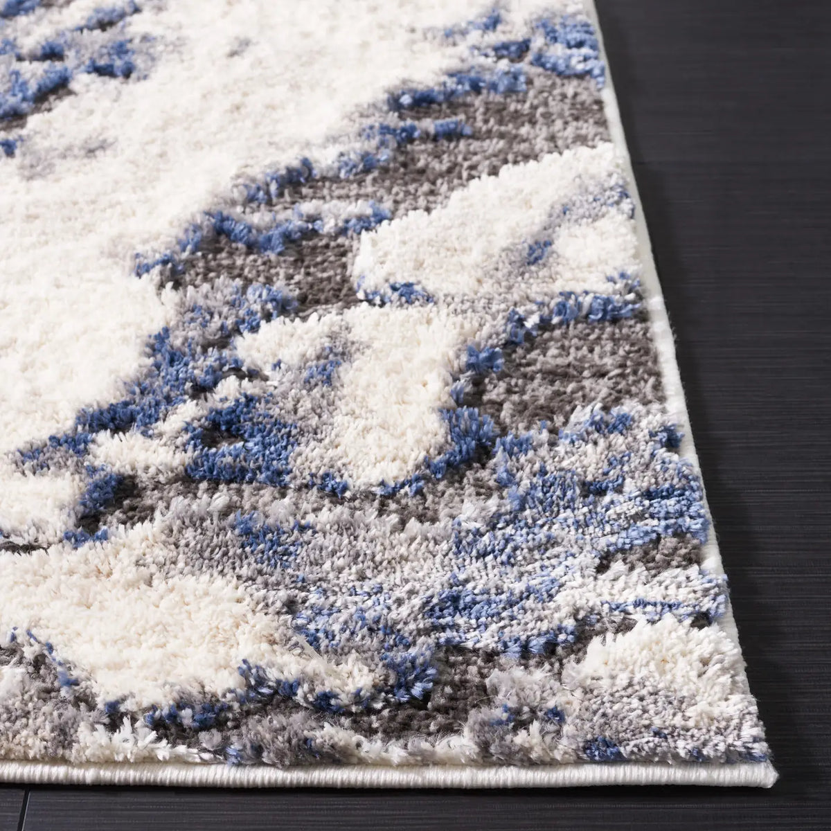 Safavieh Petra 4'-0" x 6'-0" Rug in Ivory / Blue