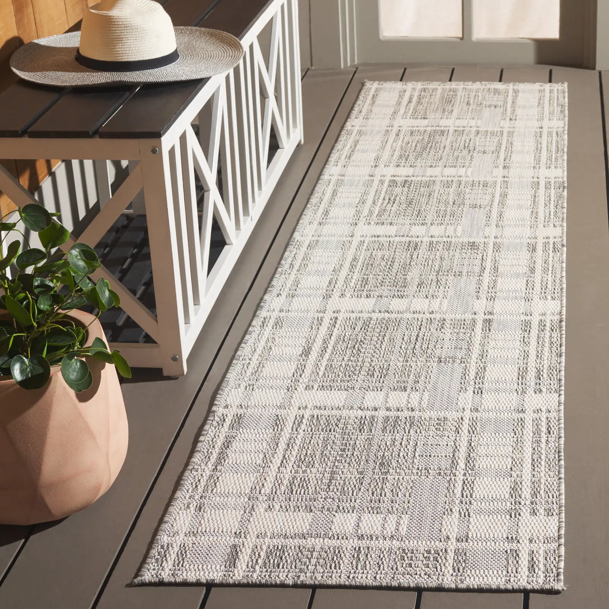 Safavieh Beach House 2'-0" x 8'-0" Rug in Grey / Ivory