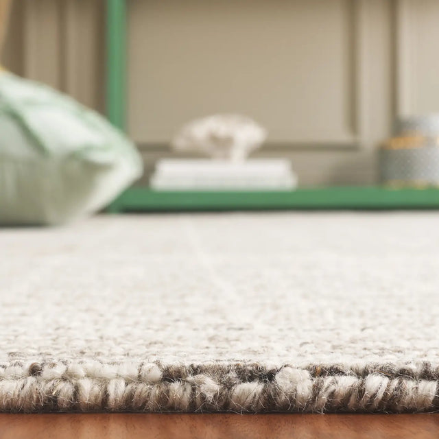 Safavieh Ebony 4'-0" x 6'-0" Rug in Natural / Grey