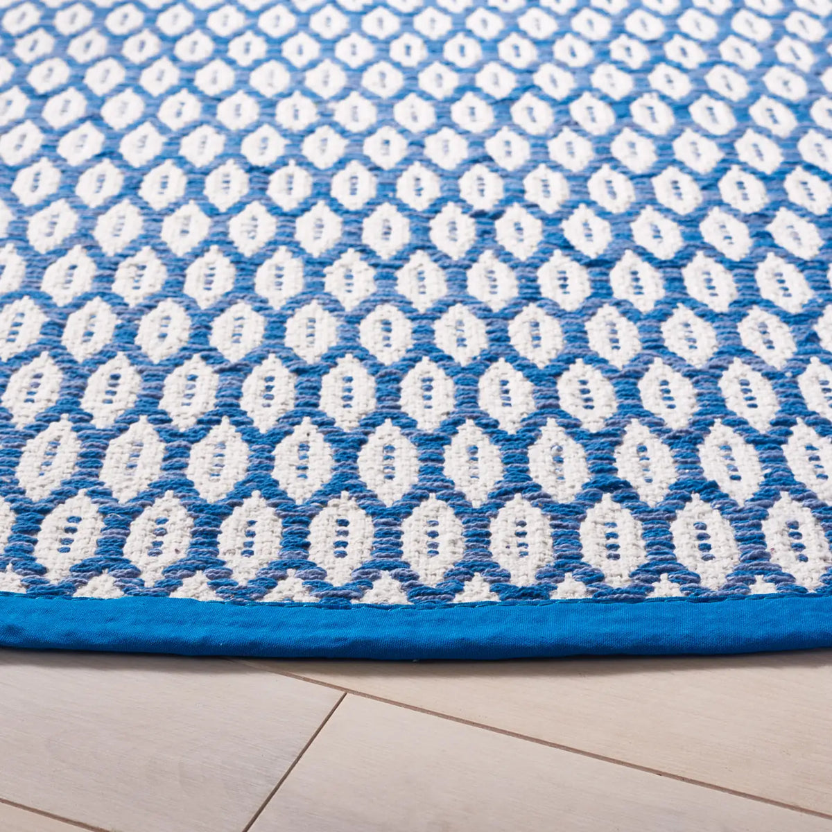 Safavieh Montauk 6'-0" x 6'-0" Rug in Blue / Ivory