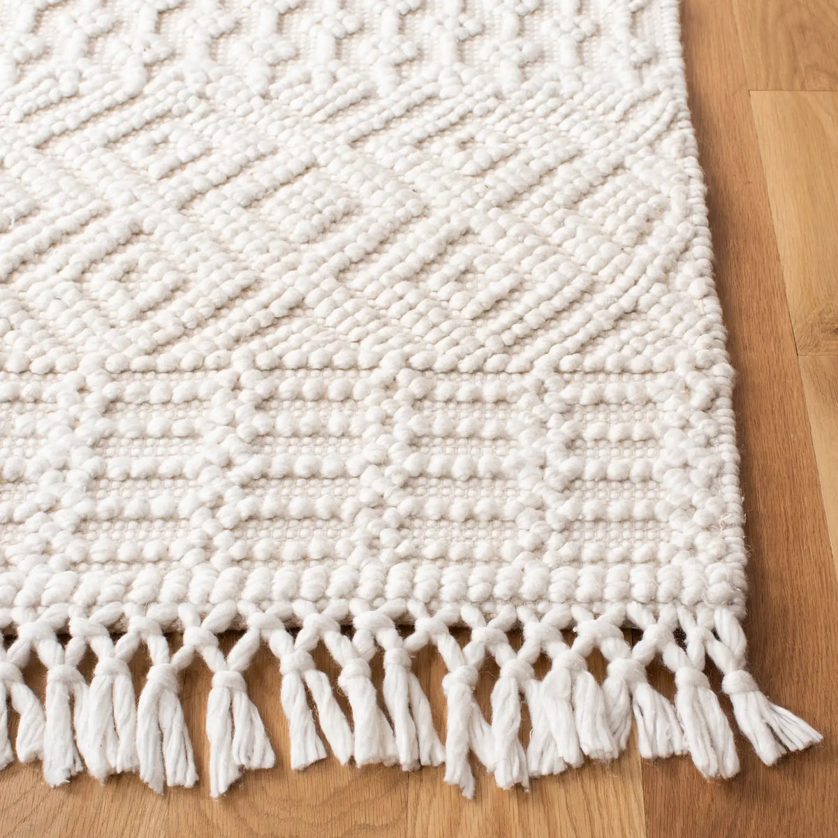 Safavieh Casablanca 4'-0" x 6'-0" Rug in Ivory