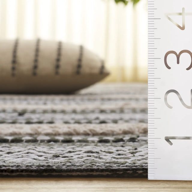 Safavieh Montauk 4'-0" x 6'-0" Rug in Green / Ivory