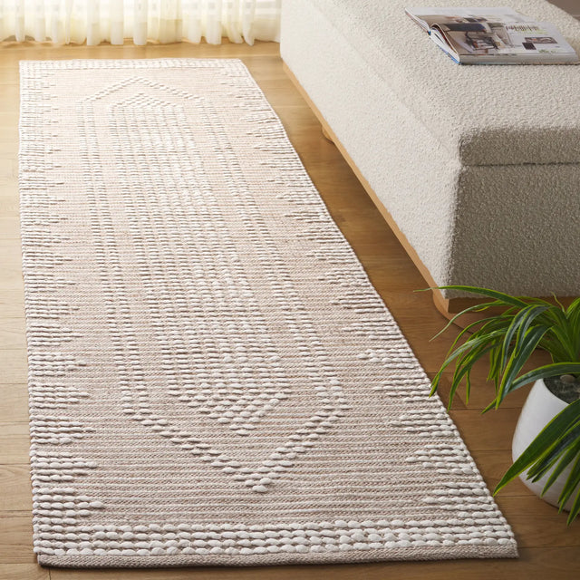 Safavieh Montauk 2'-3" x 8'-0" Rug in Beige / Ivory