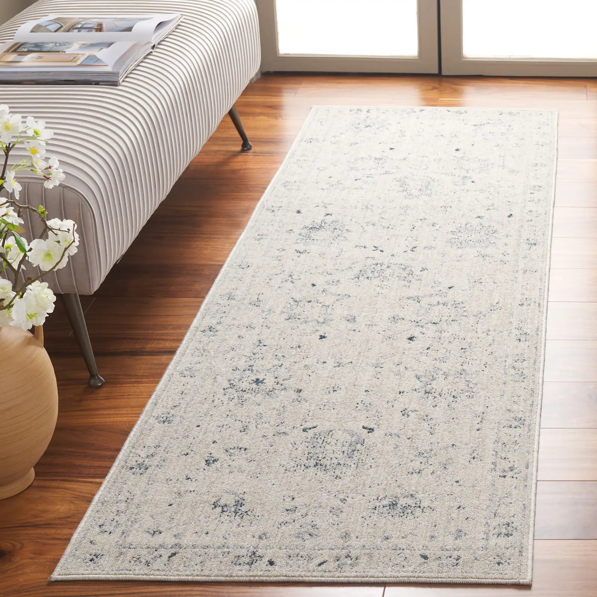 Safavieh Antique Patina 2'-4" x 8'-0" Rug in Ivory / Blue