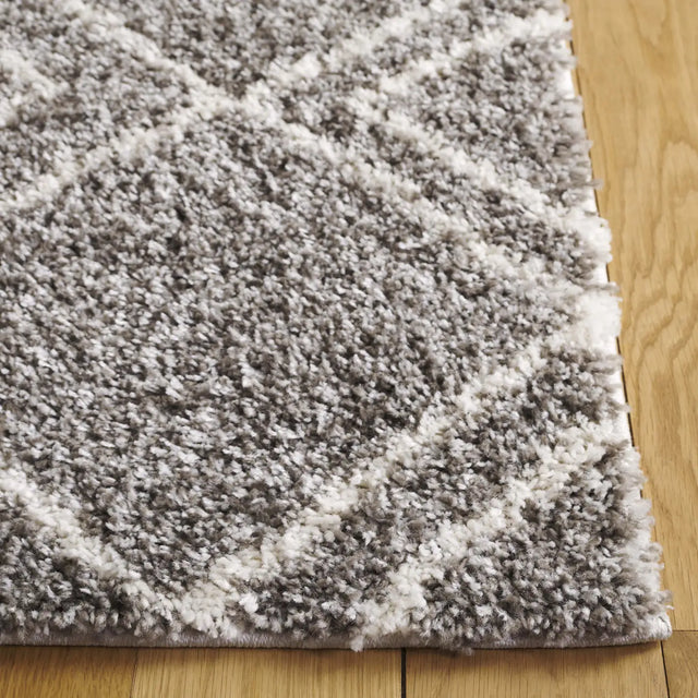 Safavieh Arizona Shag 4'-0" x 6'-0" Rug in Brown / Ivory