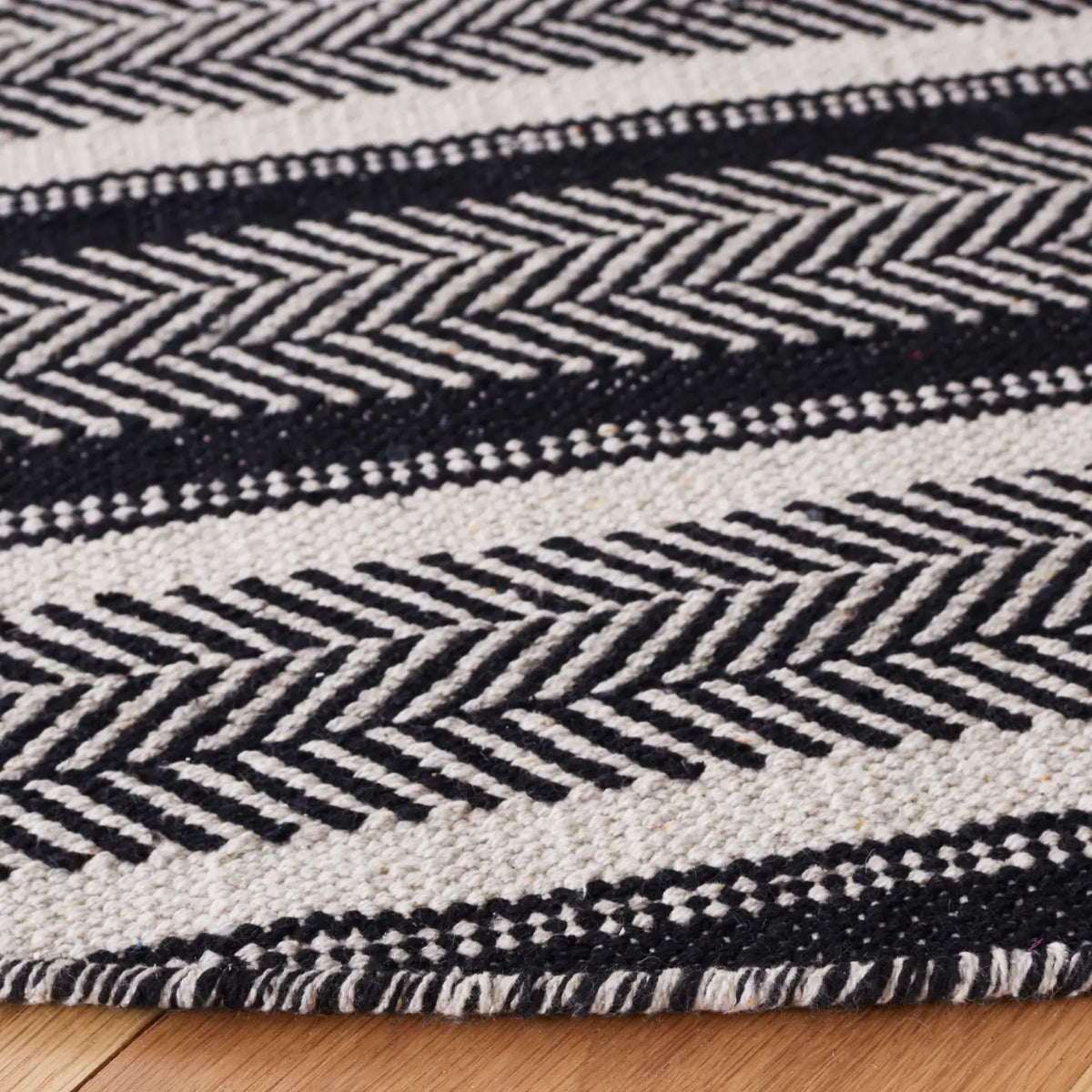 Safavieh Montauk 6'-0" x 6'-0" Rug in Black / Ivory
