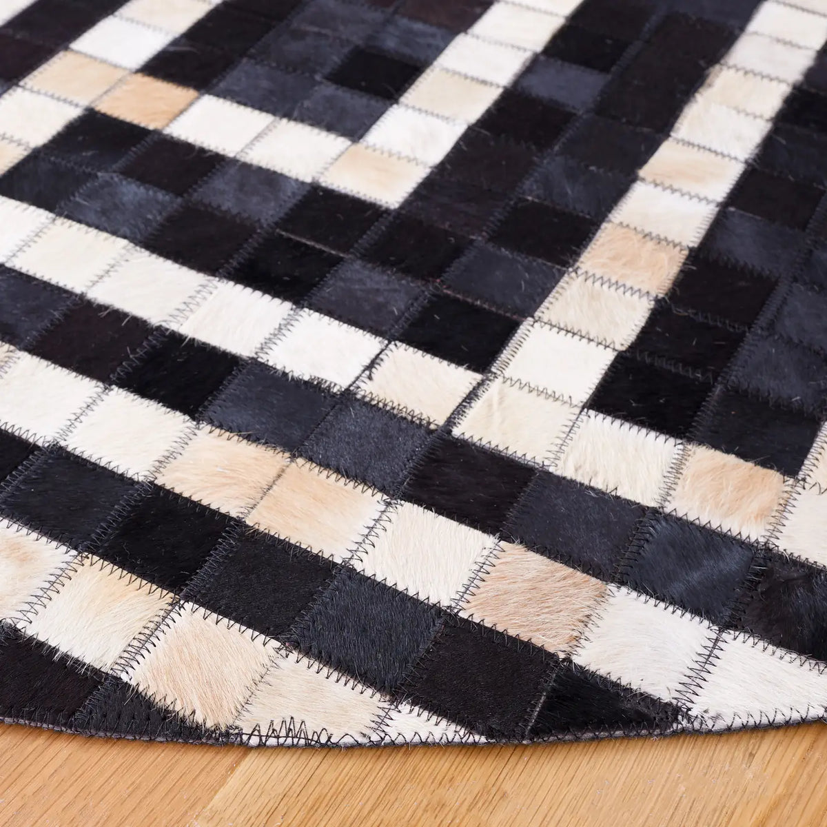 Safavieh Studio Leather 6'-0" x 6'-0" Rug in Black / Ivory