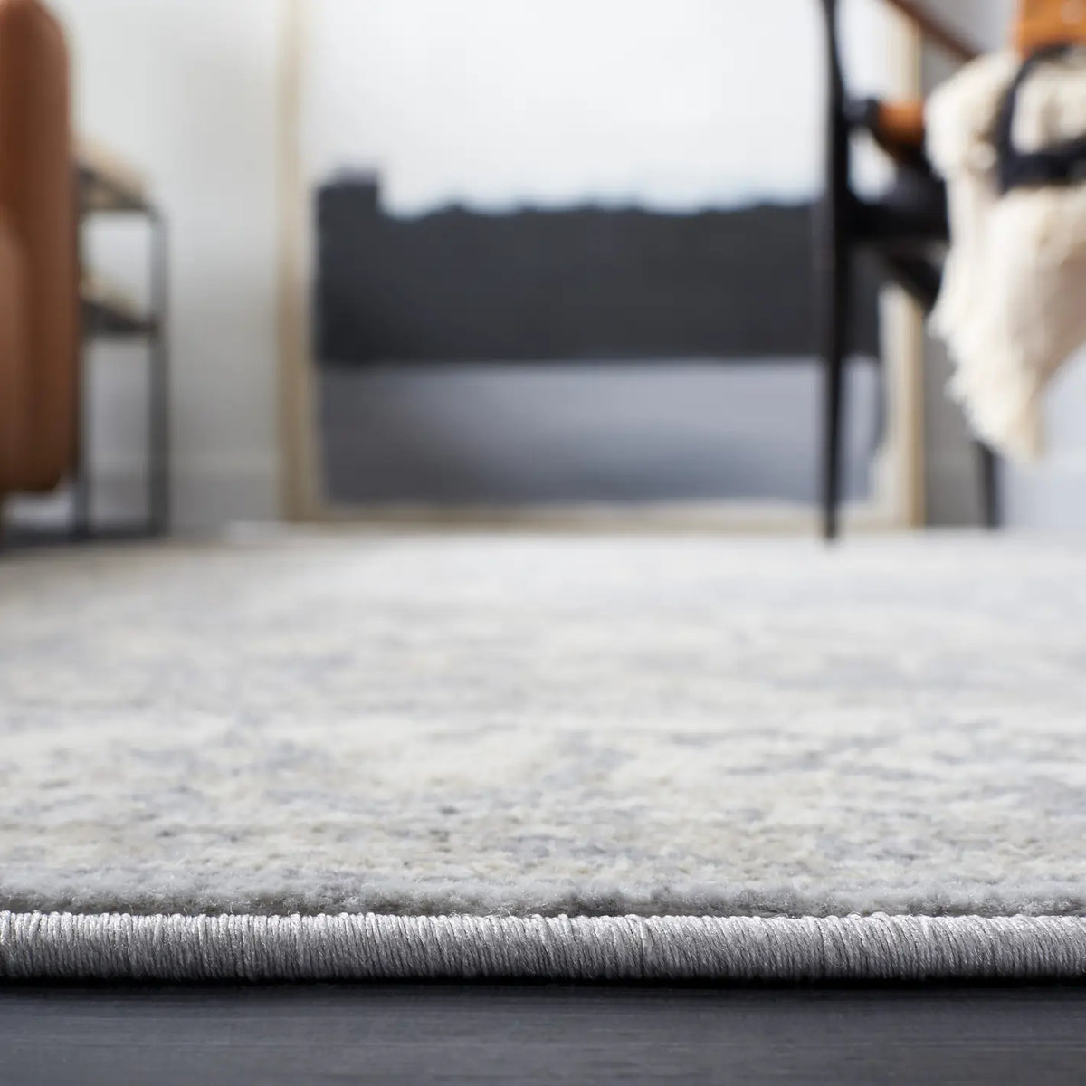 Safavieh Brentwood 4'-0" x 6'-0" Rug in Grey / Beige