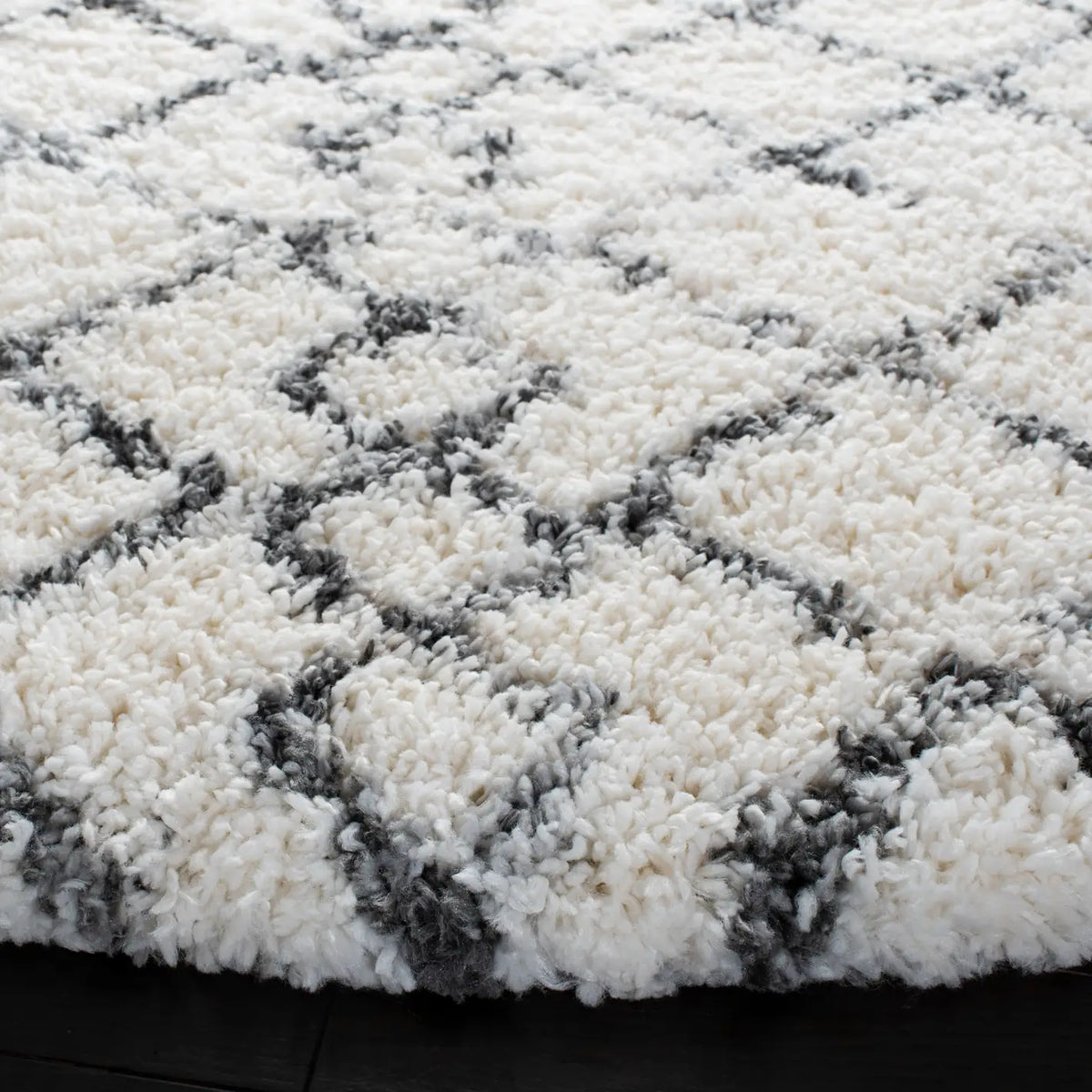 Safavieh Fontana Shag 800 5'-3" x 5'-3" Rug in Ivory / Grey