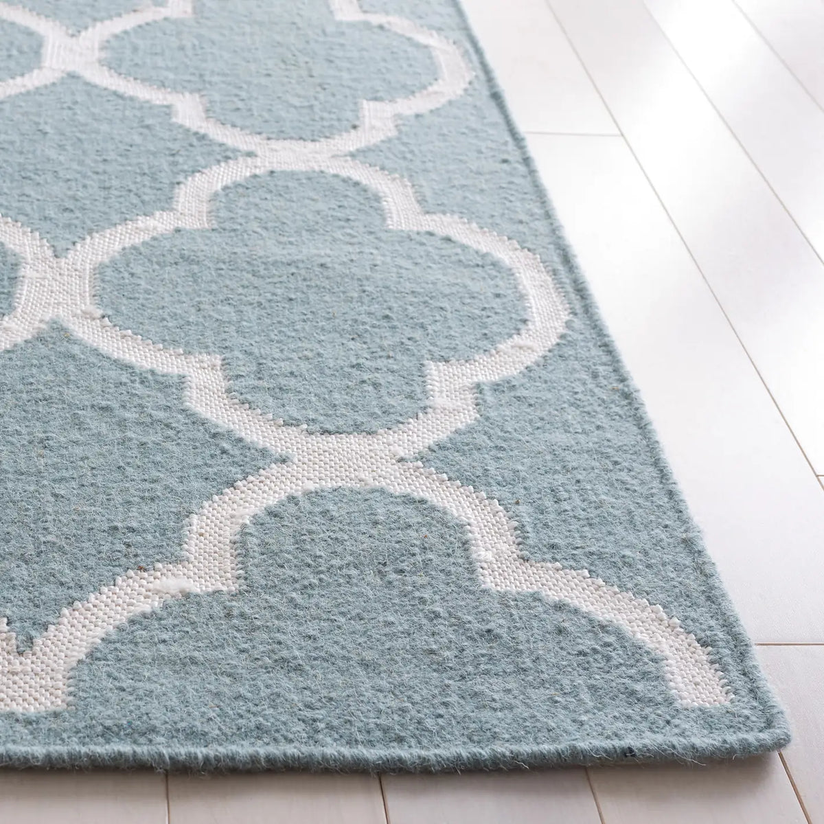 Safavieh Dhurries 5'-0" x 8'-0" Rug in Blue / Ivory