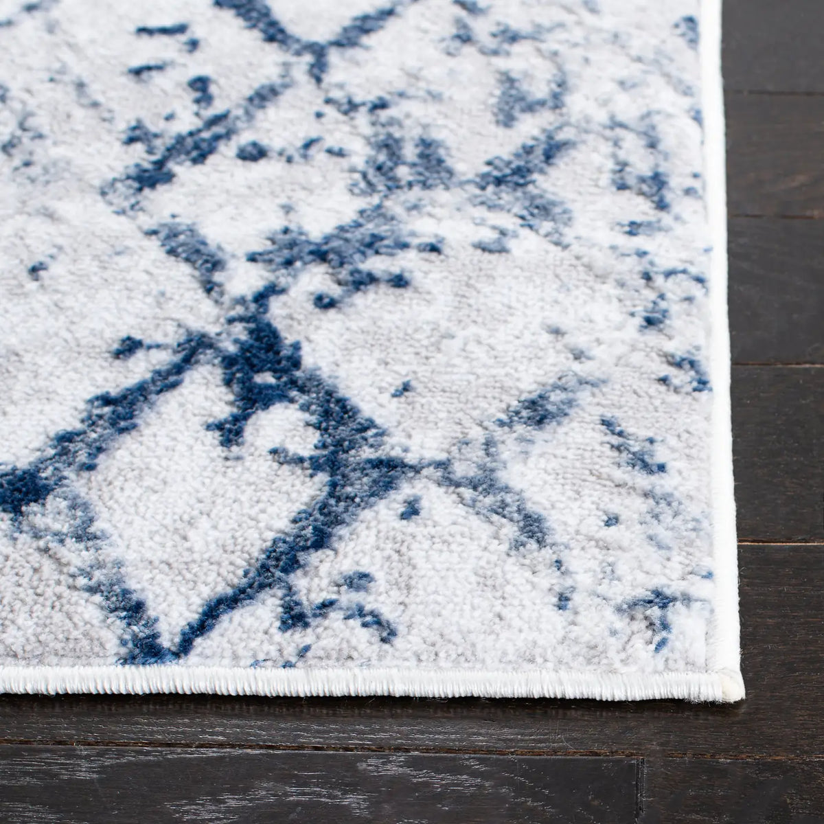 Safavieh Amelia 700 4'-0" x 6'-0" Rug in Grey / Navy