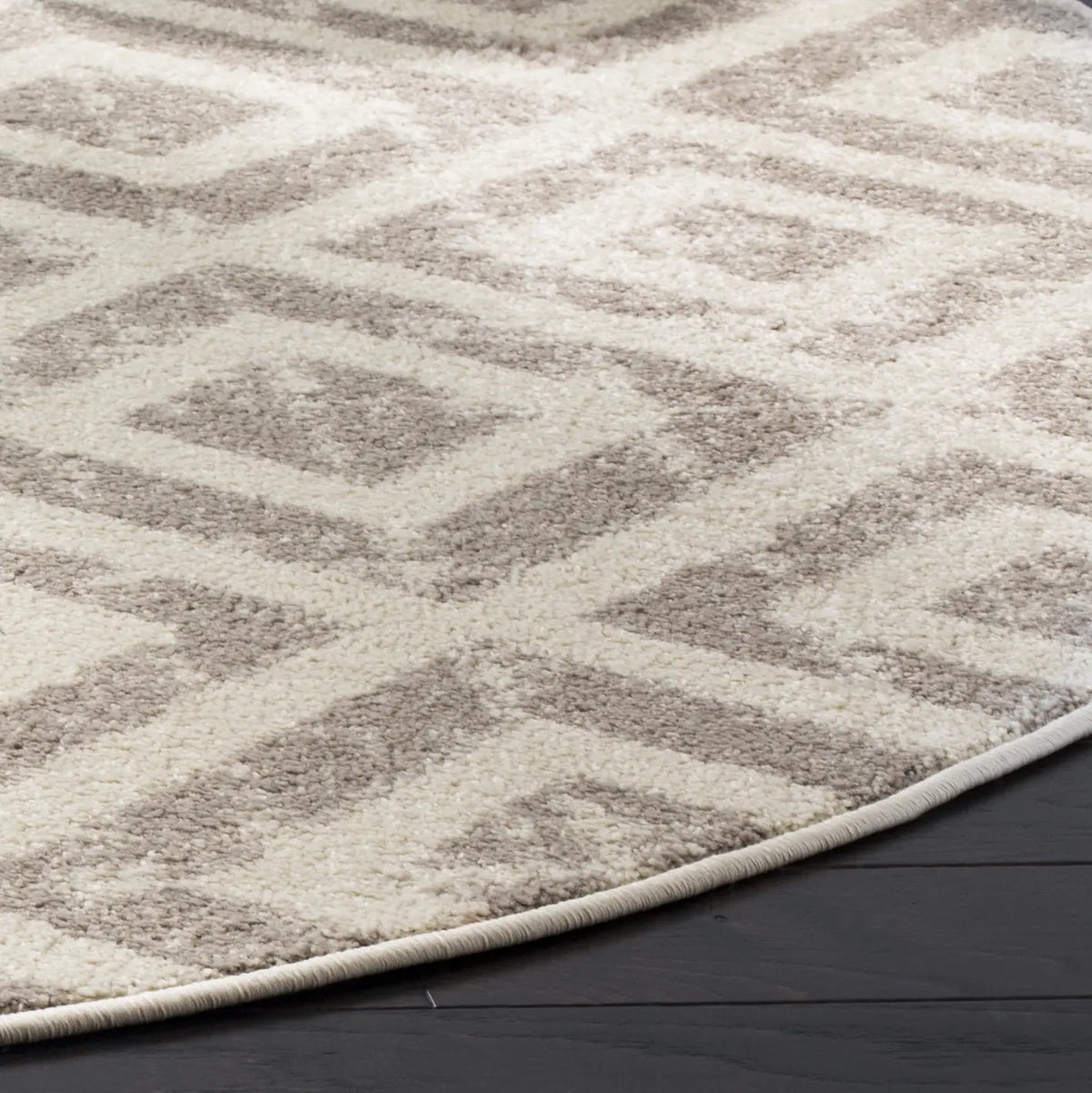 Safavieh Amsterdam 5'-1" x 5'-1" Rug in Ivory / Mauve