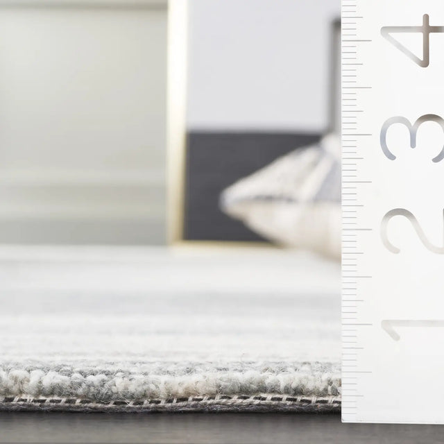 Safavieh Metro 4'-0" x 6'-0" Rug in Ivory / Grey