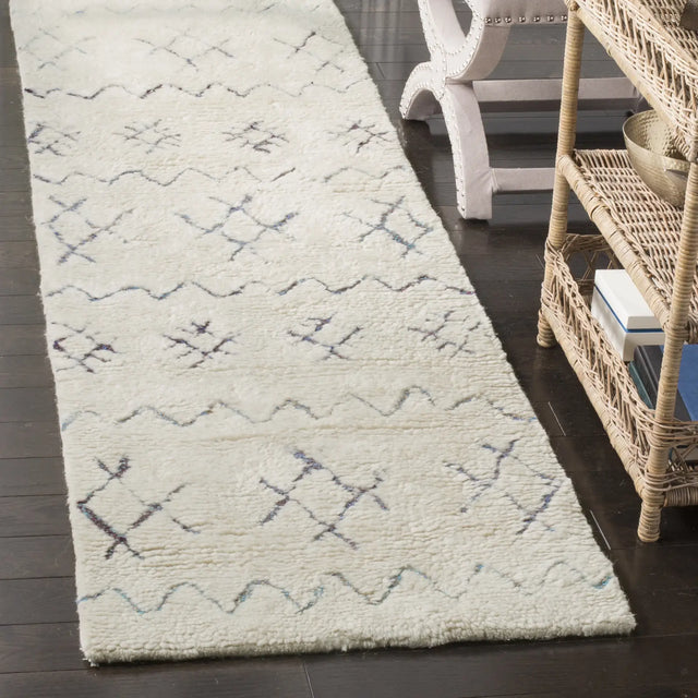 Safavieh Casablanca 2'-3" x 8'-0" Rug in Ivory / Multi