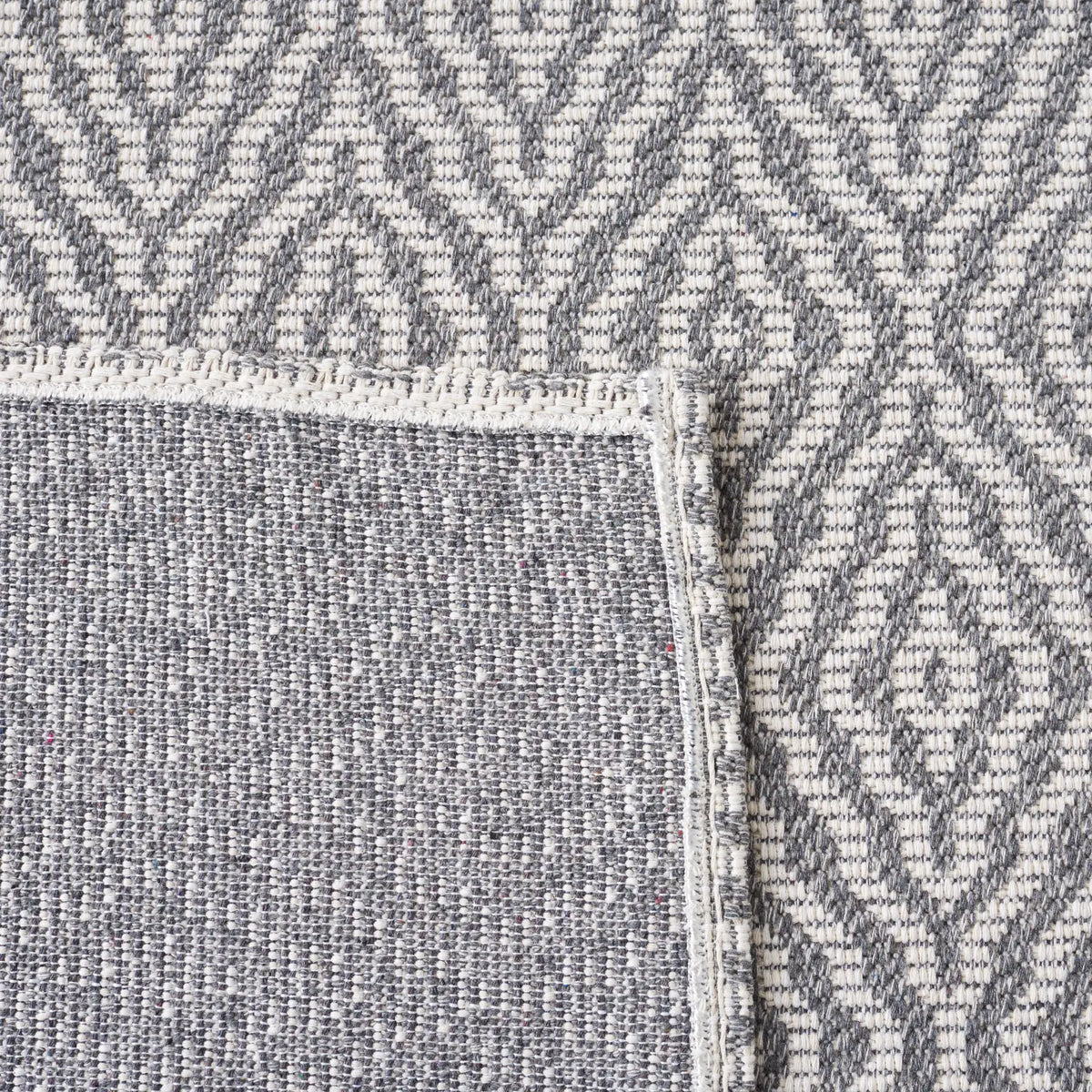 Safavieh Martha Stewart 5'-0" x 7'-0" Rug in Grey / Ivory
