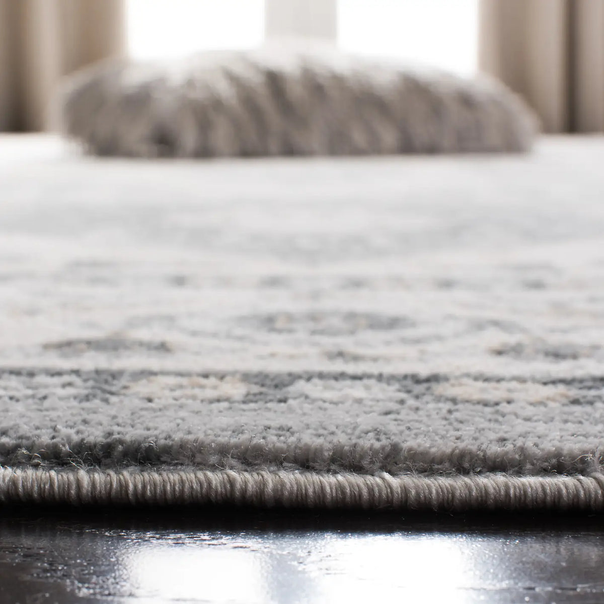 Safavieh Isabella 4'-0" x 6'-0" Rug in Grey / Cream