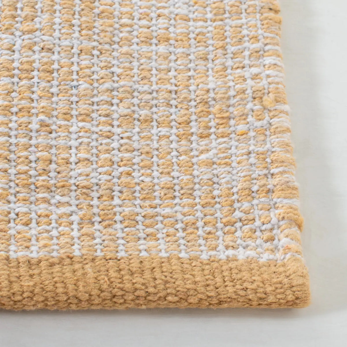 Safavieh Montauk 4'-0" x 6'-0" Rug in Gold