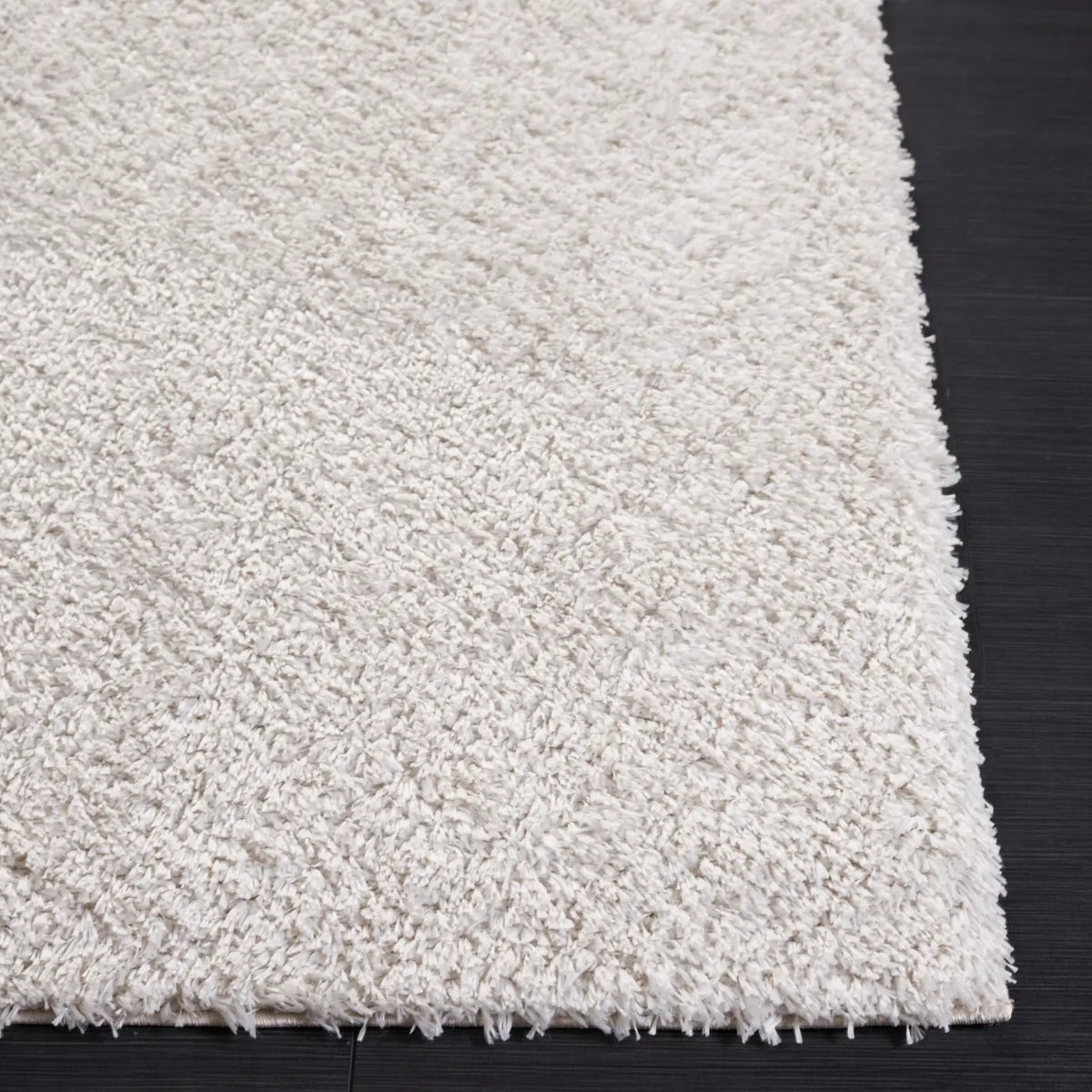 Safavieh Tahoe Shag 4'-0" x 6'-0" Rug in Silver