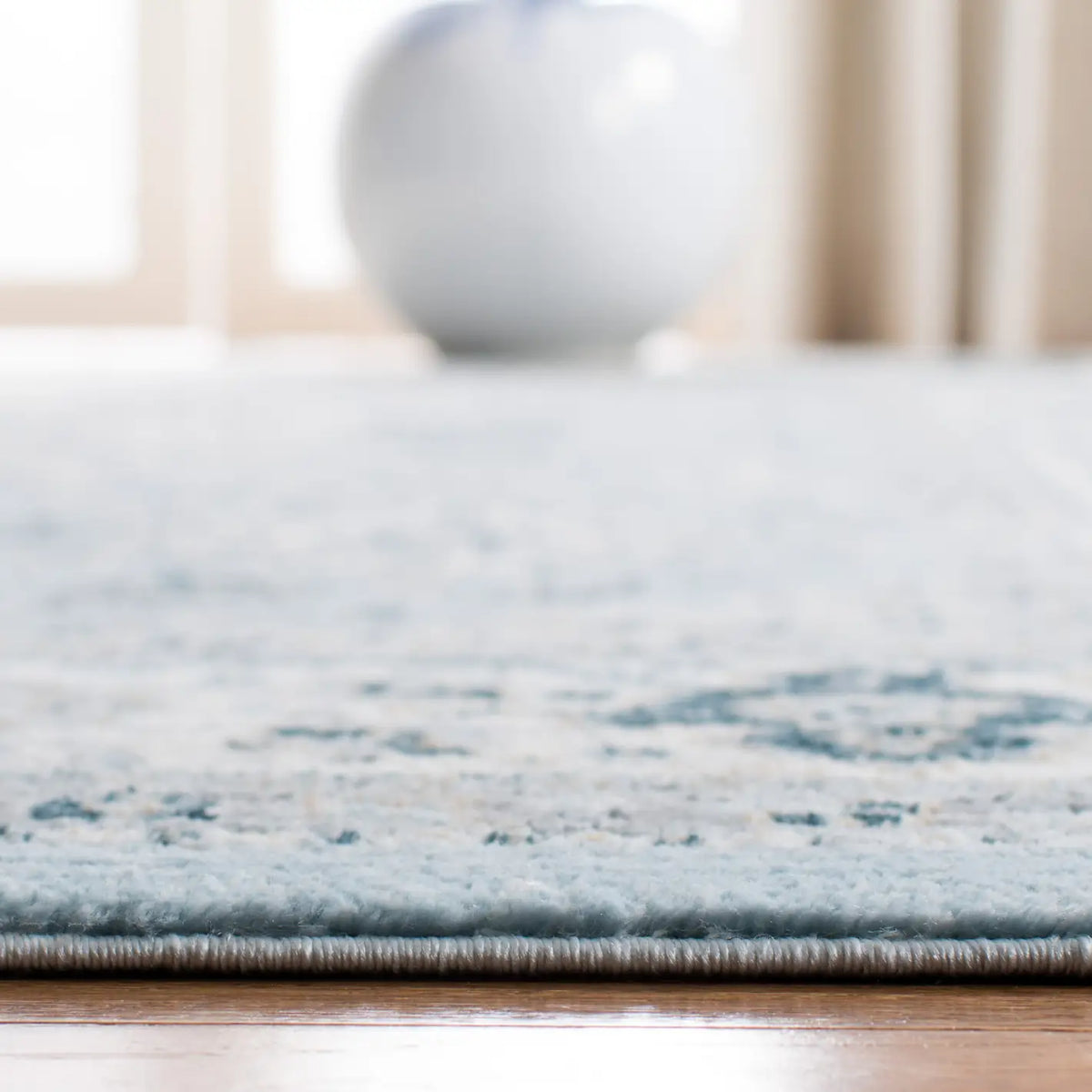 Safavieh Isabella 4'-0" x 6'-0" Rug in Blue / Creme