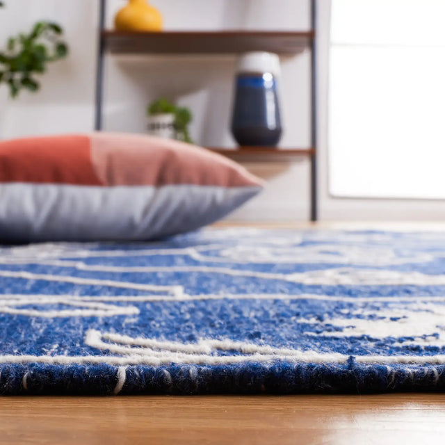 Safavieh Kilim 4'-0" x 6'-0" Rug in Navy / Ivory