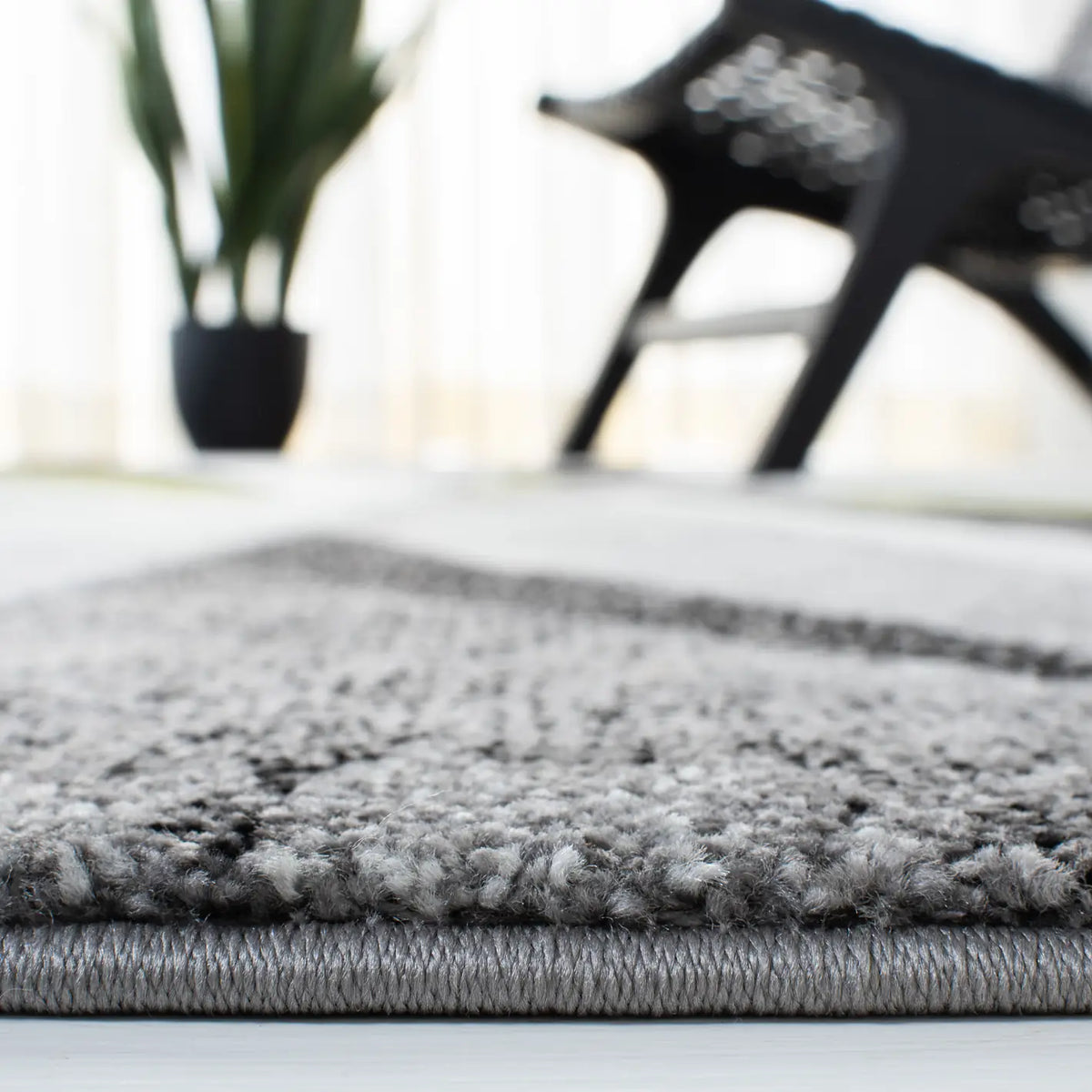 Safavieh Hollywood 4'-0" x 6'-0" Rug in Grey / Green