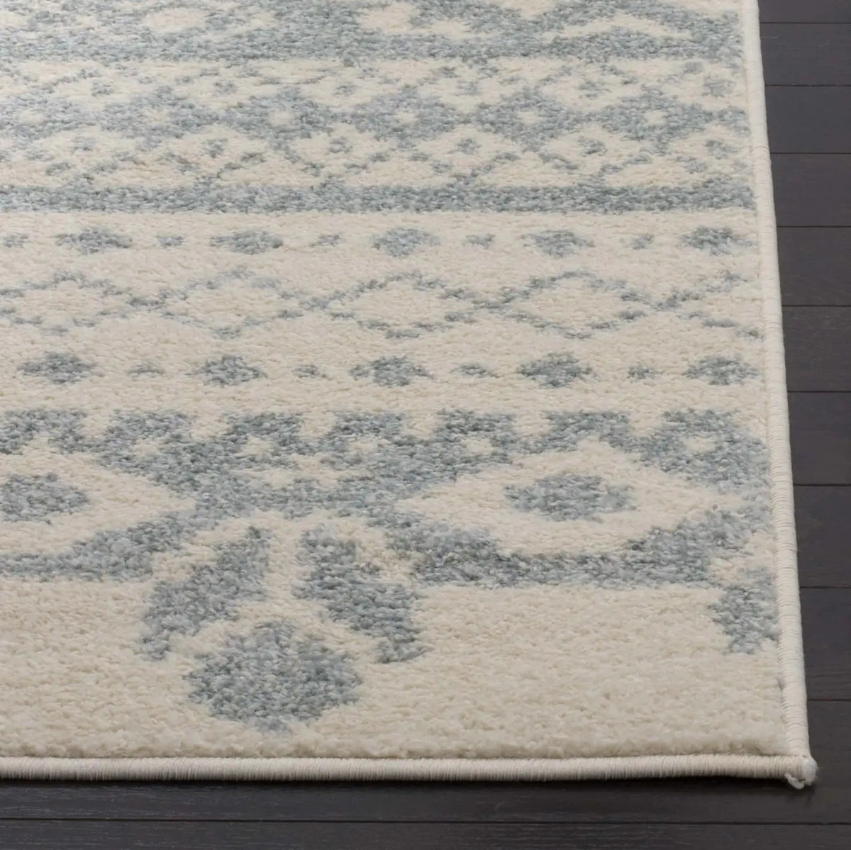 Safavieh Adirondack 4'-0" x 6'-0" Rug in Ivory / Slate