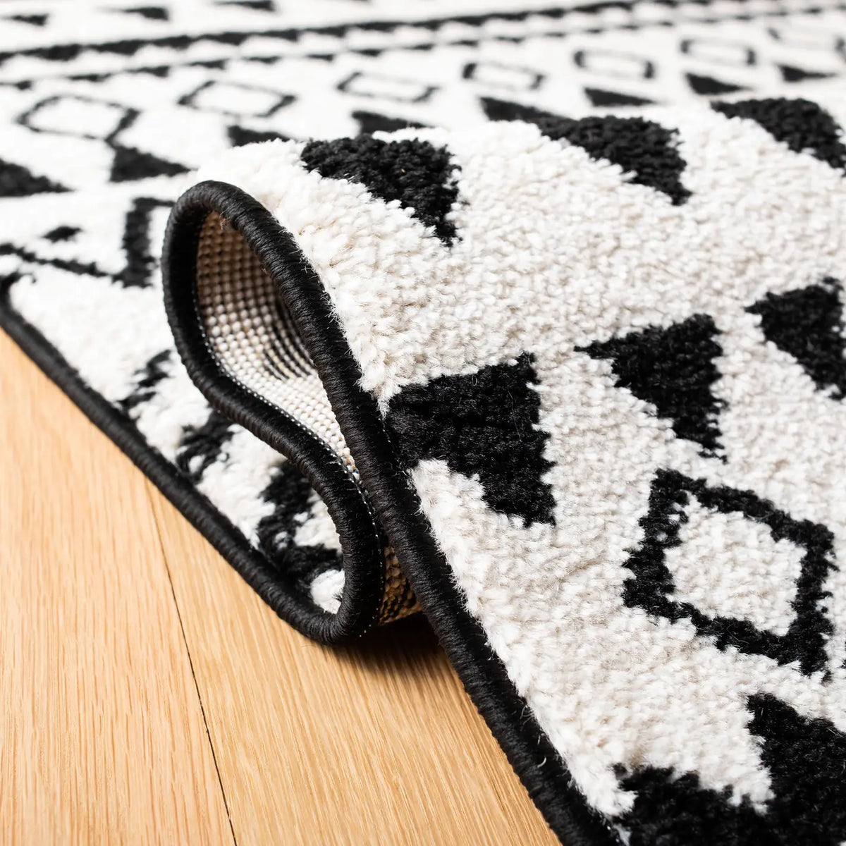 Safavieh Mercer 4'-0" x 6'-0" Rug in Ivory / Charcoal
